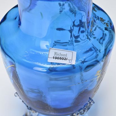 Paire de vases en verre teinté bleu et émail...