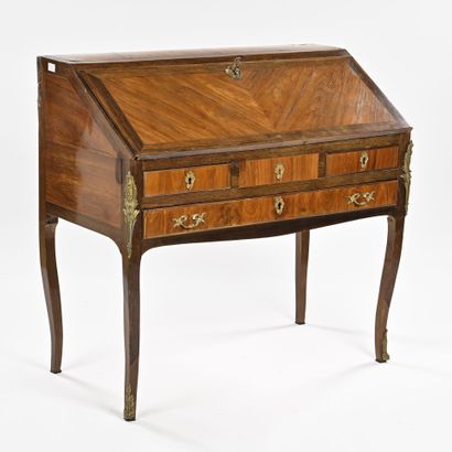 Bureau de pente en bois de placage
18eme...