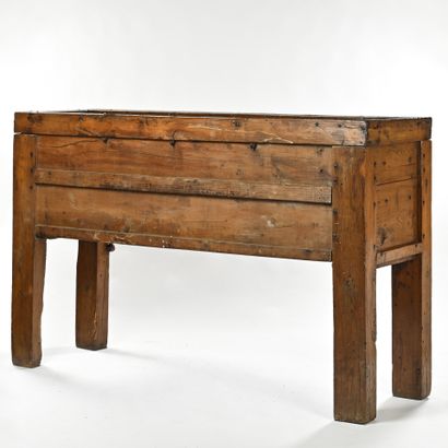 Coffre rectangulaire en bois d'Alep reposant...
