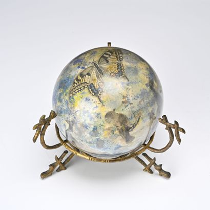 Trois boules porte-perruque en verre soufflé...