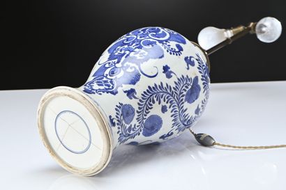 Chine XVIIIe siècle, 
Vase balustre en porcelaine...