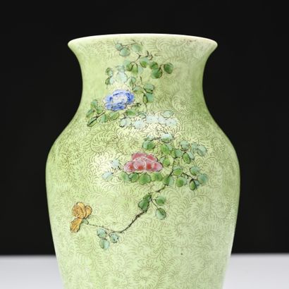 Chine fin XIXe siècle, 
Petit vase de forme...