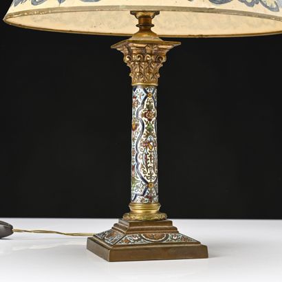 Lampe en bronze cloisonné en forme de colonne...