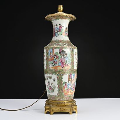 Chine, Vase balsutre en porcleaine de Canton....
