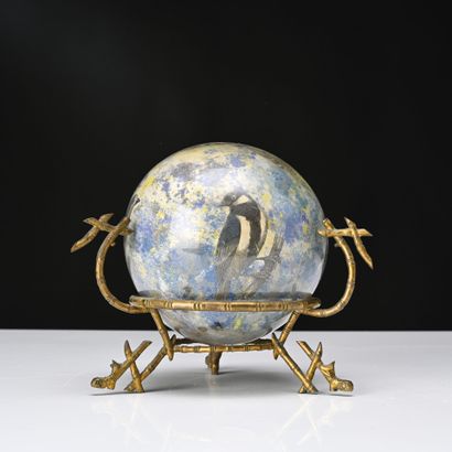 Trois boules porte-perruque en verre soufflé...