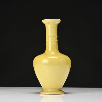 Chine, XIXe siècle, 
Vase pansu sur petit...