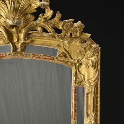 Miroir en bois doré sculpté
Epoque Louis...