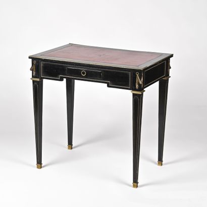 Bureau de dame en laque noir et garniture...