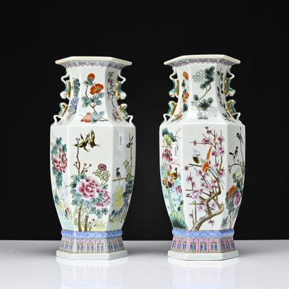 Chine, paire de vases à pans en porcelaine...