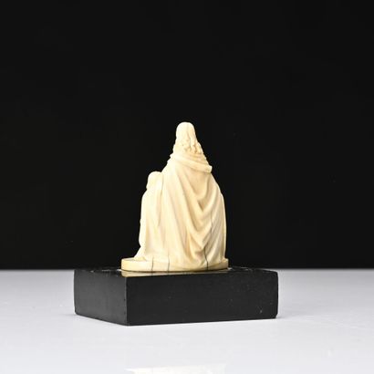 Le Bon Pasteur. 
sujet en ivoire sculpté....