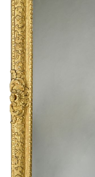 Grand miroir en bois et stuc doré, fronton...