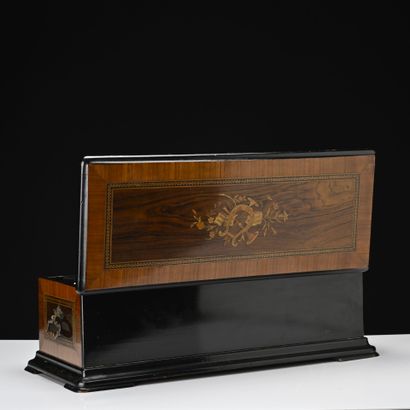 Boite à musique, coffret en bois de placage...