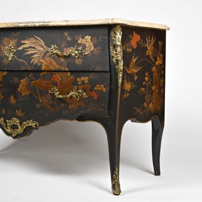 Commode galbée en laque noir et doré a l'imitation...