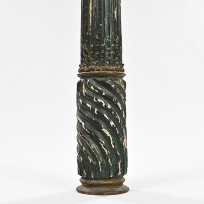 Paire de colonnes en bois laqué mouluré et...