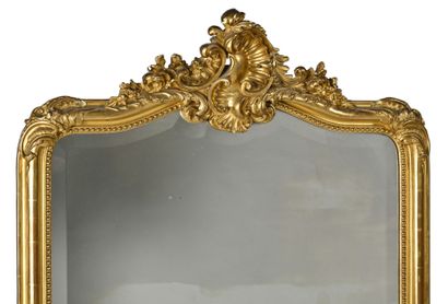 Miroir en bois et stuc dorré de style Louis...