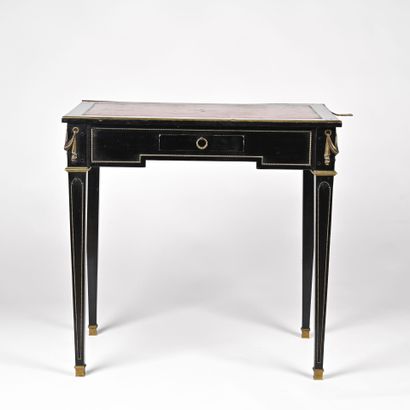 Bureau de dame en laque noir et garniture...