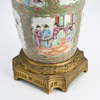 Chine, Vase balsutre en porcleaine de Canton....
