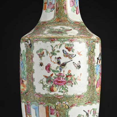 Chine, Vase balsutre en porcleaine de Canton....
