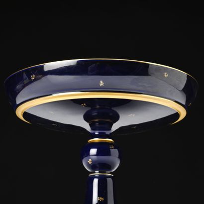 SEVRES 
Coupe sur pied en porcelaine à fond...