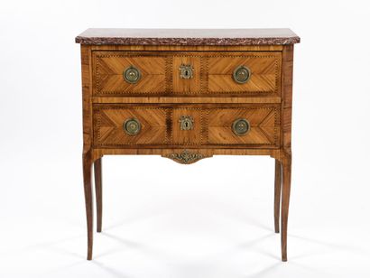 Petite commode sauteuse en bois de placage...