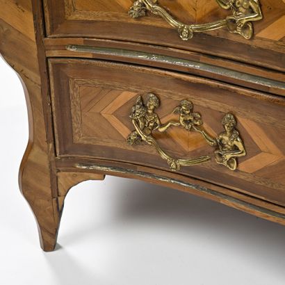 Commode Mazarine marquetée de losange en...