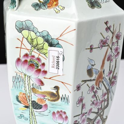 Chine, paire de vases à pans en porcelaine...