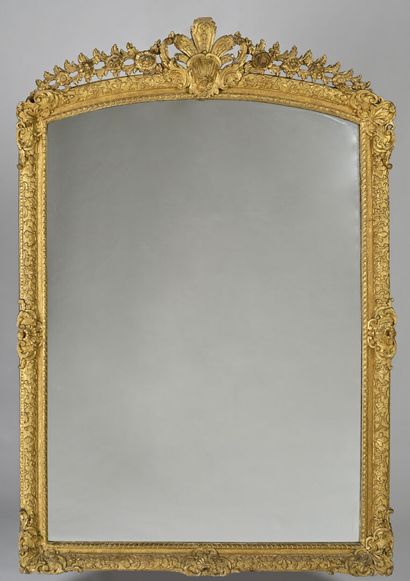 Grand miroir en bois et stuc doré, fronton...