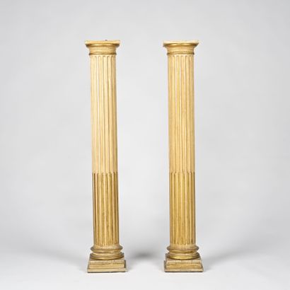 Paire de colonnes en bois laqué cannelé et...