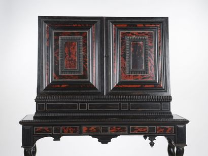 Importante paire de cabinets à profil trapézoïdal,...