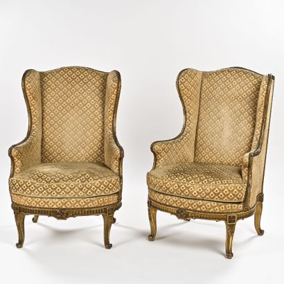 Paire de bergères à oreilles en bois doré...