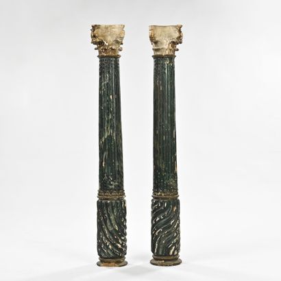 Paire de colonnes en bois laqué mouluré et...