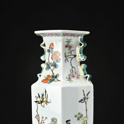 Chine, paire de vases à pans en porcelaine...