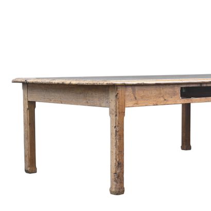 Importante table de drapier formant table...