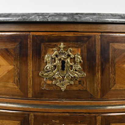 Commode Mazarine marquetée de losange en...