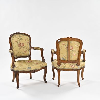 Paire de fauteuils en bois naturel mouluré...