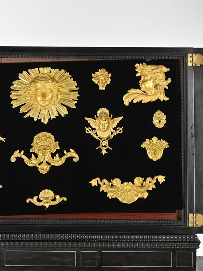 Importante paire de cabinets à profil trapézoïdal,...