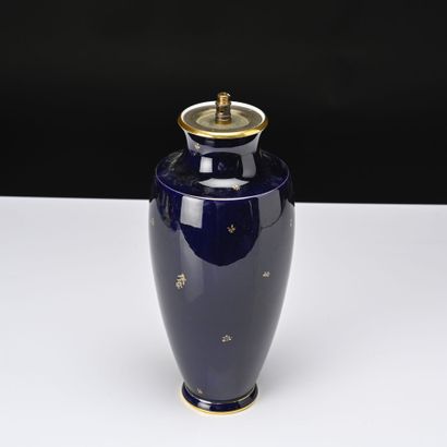 SEVRES,
Vase balustre en porcelaine bleu...