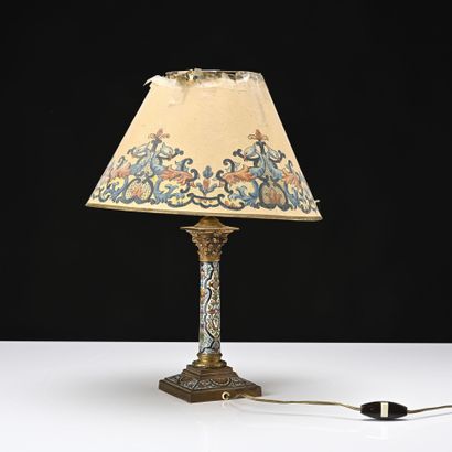 Lampe en bronze cloisonné en forme de colonne...
