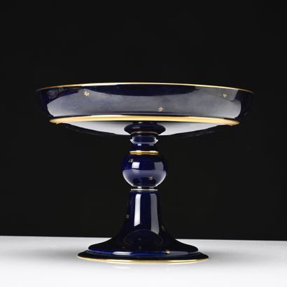 SEVRES 
Coupe sur pied en porcelaine à fond...