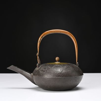 Japon, XXe siècle,
Théière tetsubin, à décor...