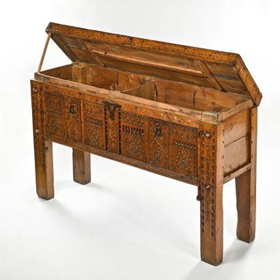 Coffre rectangulaire en bois d'Alep reposant...