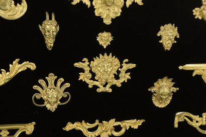 Importante paire de cabinets à profil trapézoïdal,...