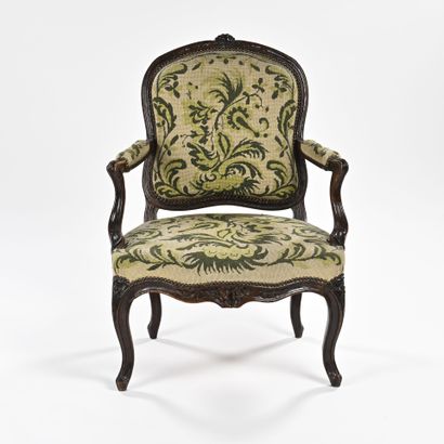 NOGARET à Lyon,
Fauteuil en noyer mouluré...