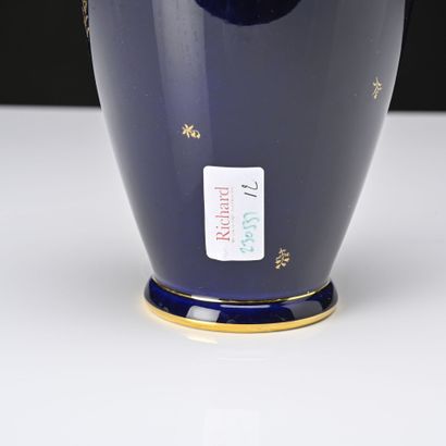 SEVRES,
Vase balustre en porcelaine bleu...