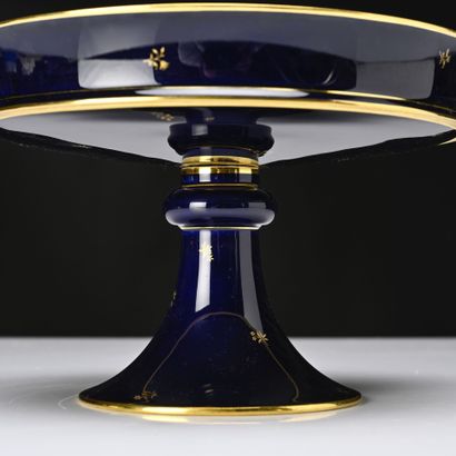 SEVRES, 
Coupe en porcelaine à décor bleu...