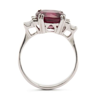 Bague en or blanc (750) 18K sertie d'un grenat...