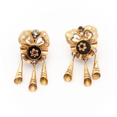 Paire de pendants d'oreilles en or jaune...