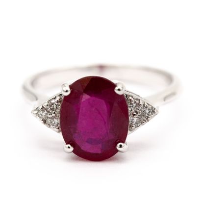 Bague en or blanc (750) 18K ornée d'un rubis...