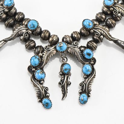 W. HALEY. Collier draperie en argent et turquoises....