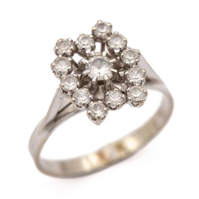 Bague en or blanc (750) 18K corbeille figurant...
